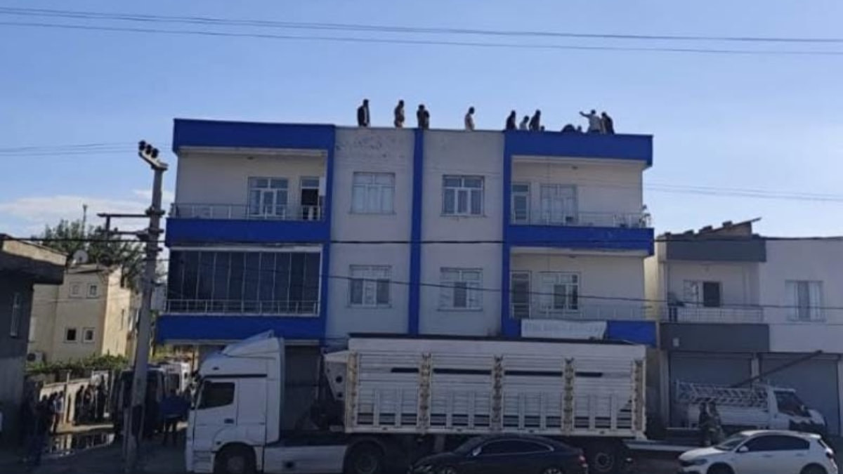 Diyarbakır'da elektrik akımına kapılan usta öldü iki çırağı ağır yaralı