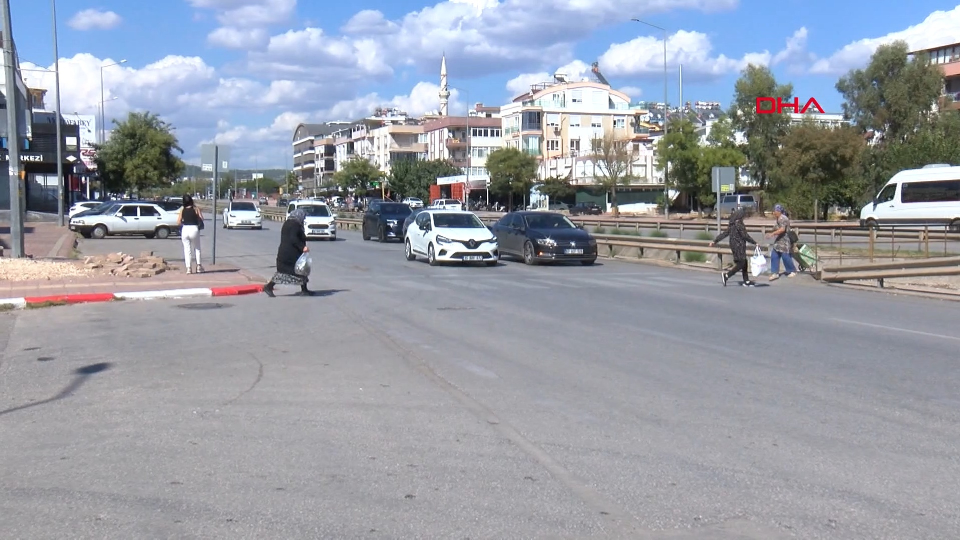 İki mahalleyi ayıran caddede tehlikeli geçiş