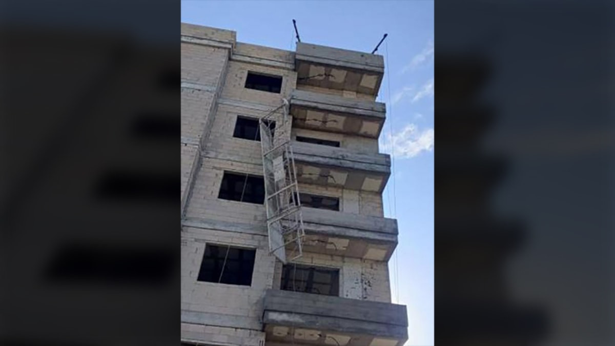 Mersin'de inşaat iskelesinden düşen 2 işçiden 1'i öldü