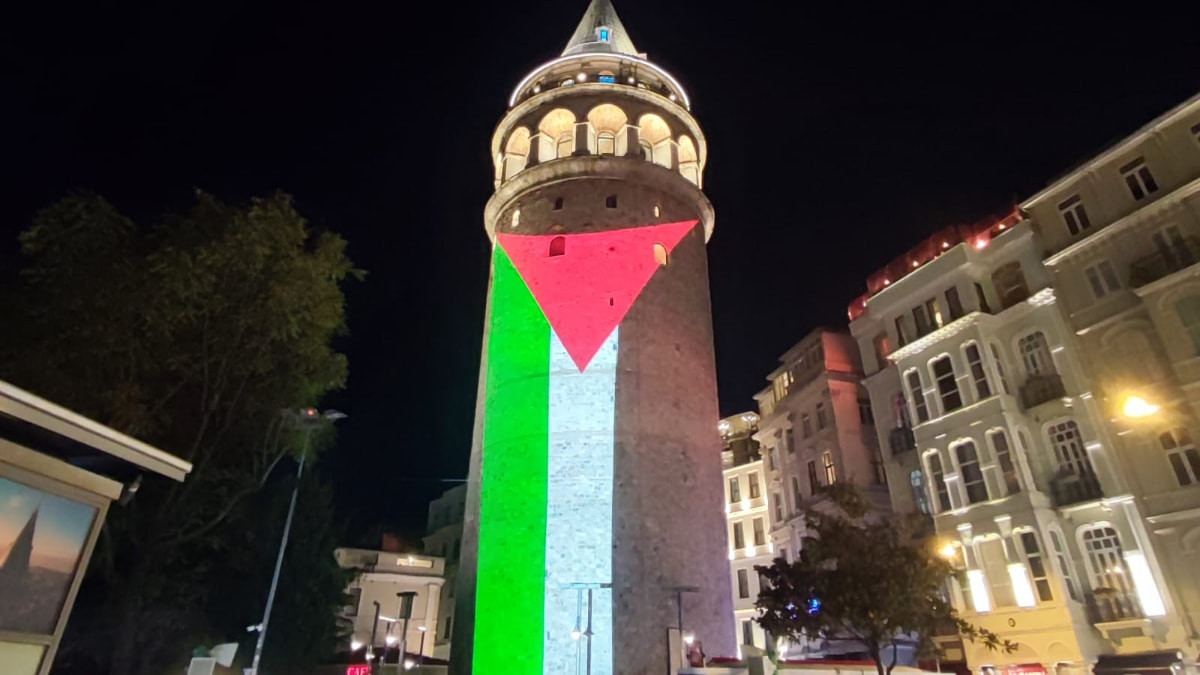 Galata Kulesi bir kez daha Filistin Bayrağı ile aydınlandı