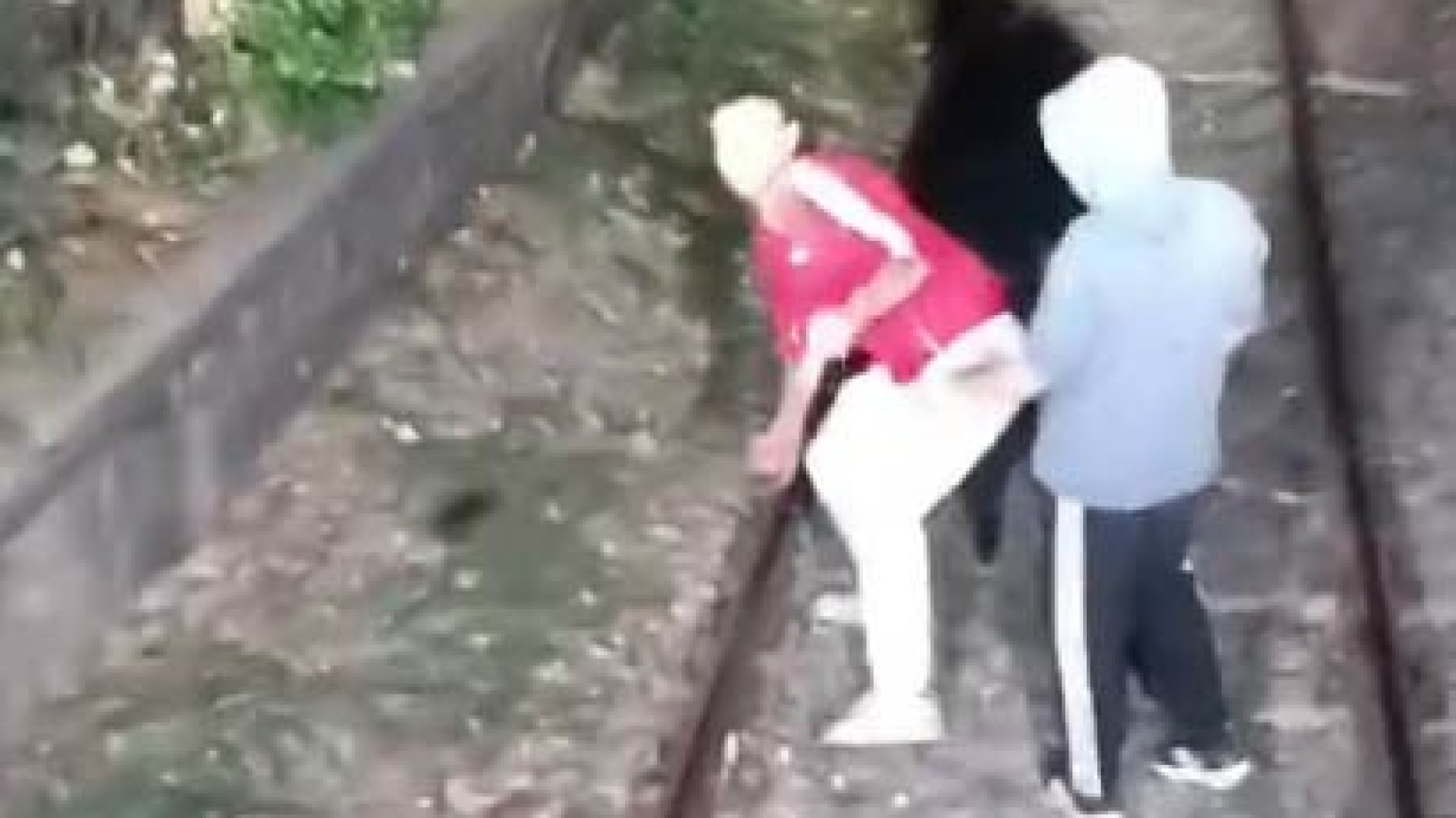 Hareket halindeki trenin önünü kestiler!