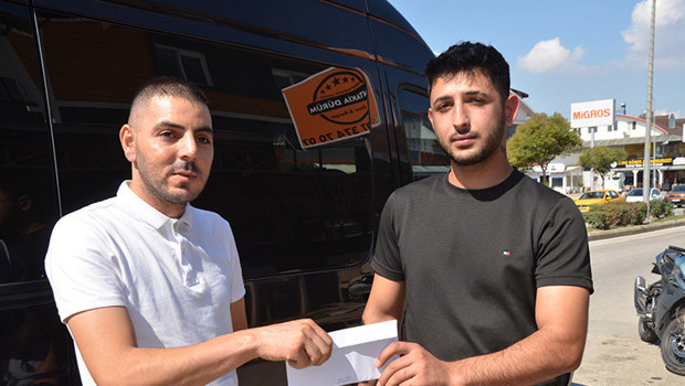 Motosikletle giderken cebindeki paraları düşürmüştü: Servis şoförü parayı sahibine ulaştırdı