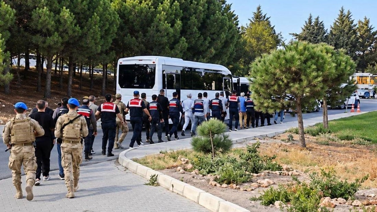 Çeşme Belediyesi'ne operasyon: 12 şüpheli adliyede
