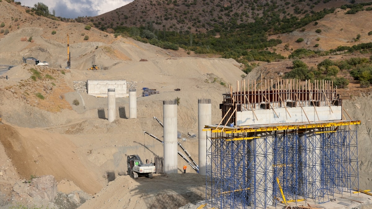 Heyelan nedeniyle kapanan Hakkari-Van kara yoluna iki kalıcı köprü