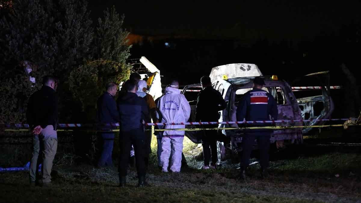 Manisa'da yanan otomobilde erkek cesedi bulundu