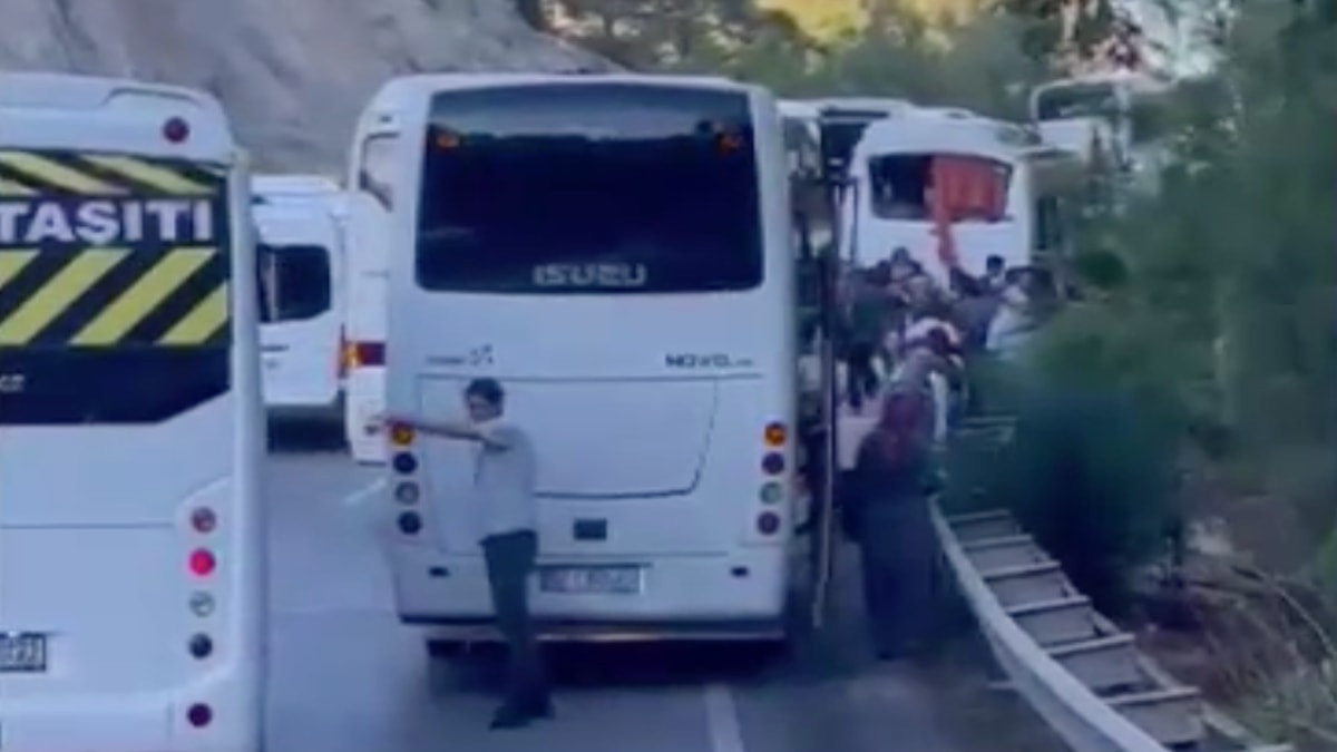 Antalya'da tur midibüsü ile otomobil çarpıştı: 2 yaralı
