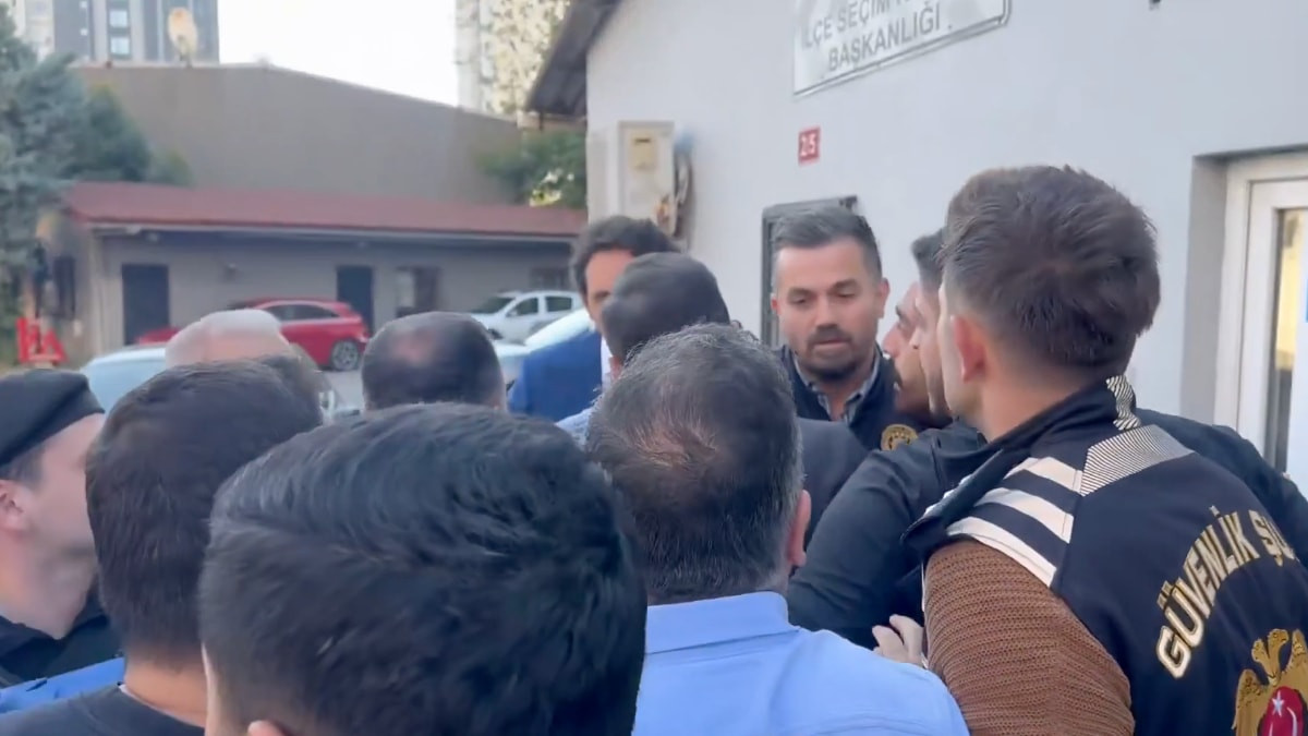 Ataşehir'de Yeni Partililer ile polis ekipleri arasında arbede yaşandı
