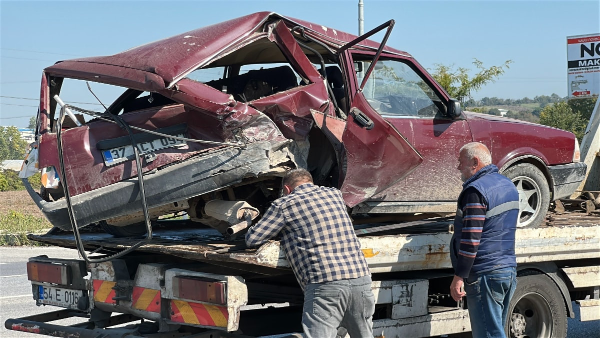 Sakarya'da yaşanan trafik kazasında otomobil kağıt gibi ezildi: 3 yaralı