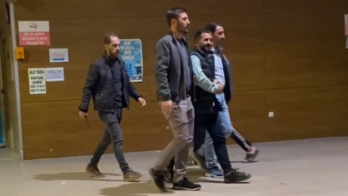Bursa'da saklandığı evde yakalanan firari hükümlü, sağlık kontrolüne gülerek gitti