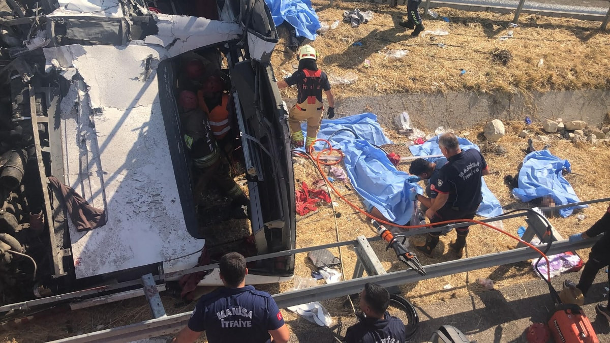 Manisa'da otobüs ile tır çarpıştı: 2 şoför gözaltında