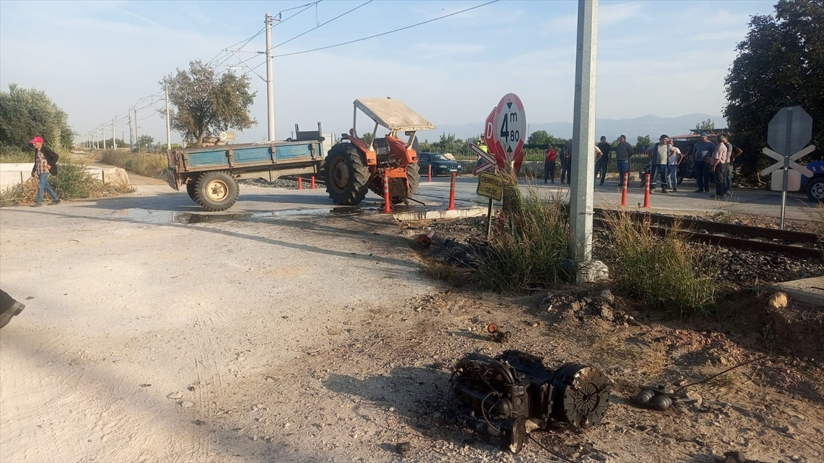 İzmir'de traktöre tren çarptı: 2 kardeş yaralandı