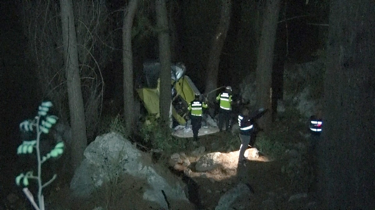 Antalya'da araç 50 metrelik uçuruma yuvarlandı: 2 kişi öldü