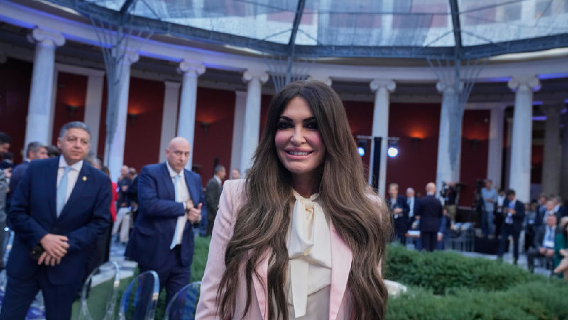 Trump, Atina Büyükelçisi'ni görevden alacak mı?
