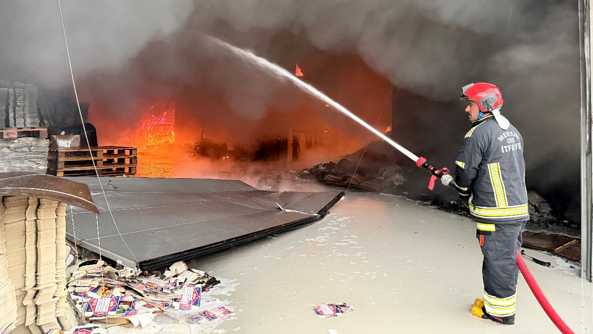 Mersin’de tütün ve makaron fabrikasının 3 deposunda yangın