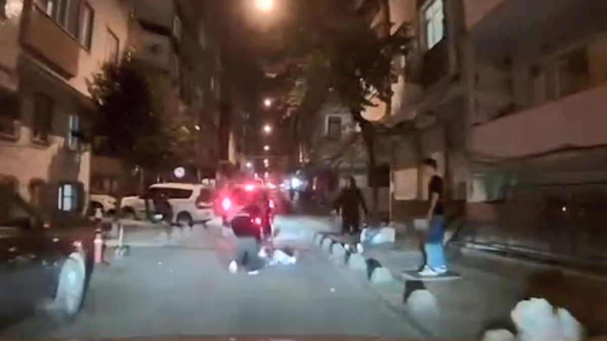 İstanbul'da 2 kız arkadaş arasında kavga; saçından tutup yerde sürükledi