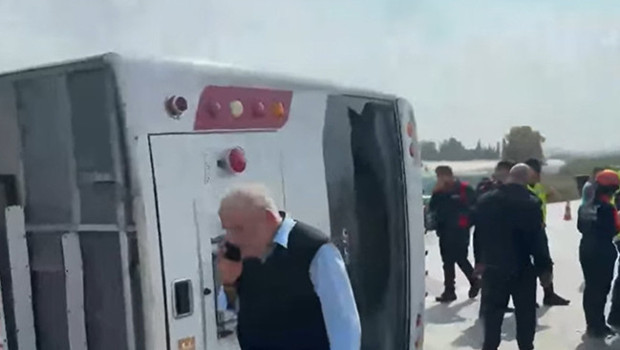 Antalya'da midibüs kaygan yolda devrildi: Yaralılar var