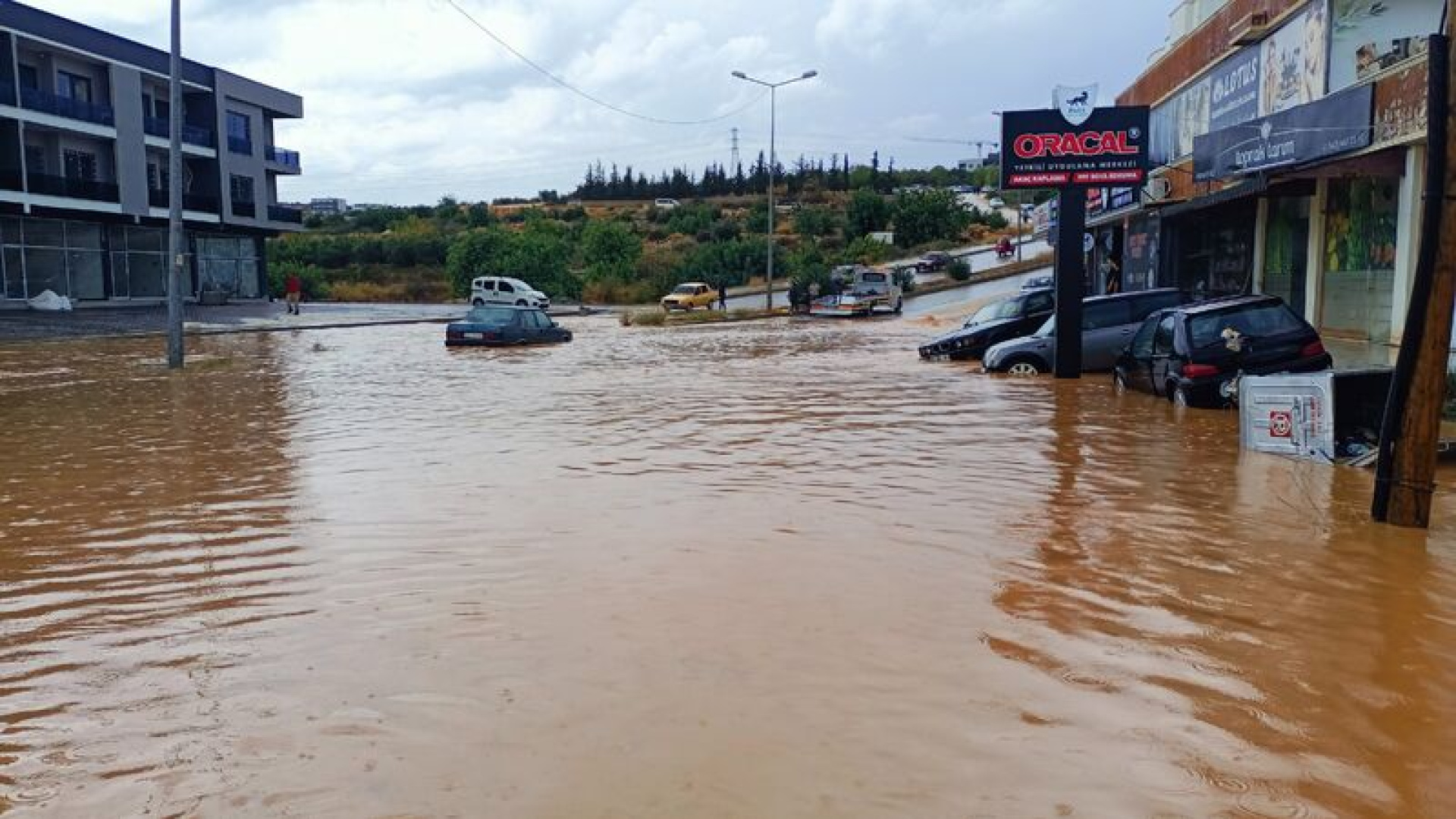 Sağanak esareti! Yollar göle döndü!