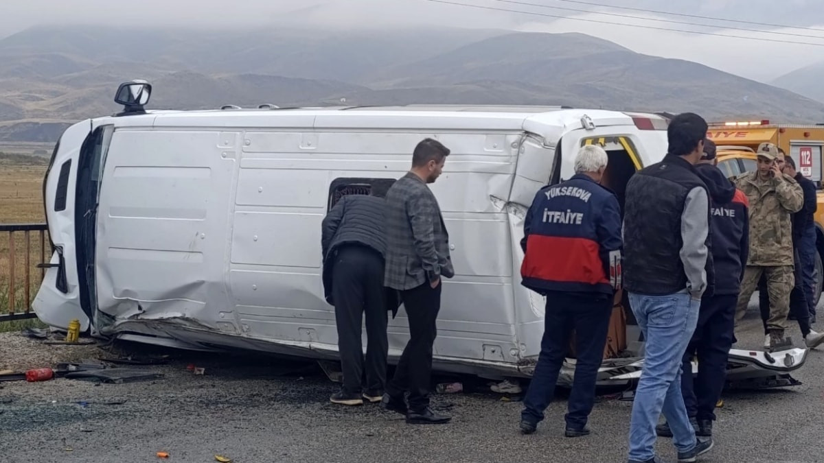 Hakkari'de öğrenci servisinin devrilmesi sonucu 10 kişi yaralandı