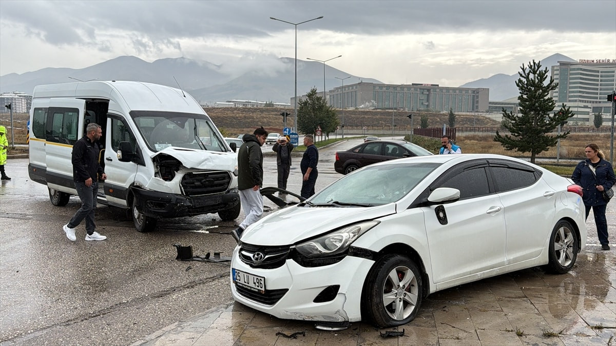 Erzurum'da minibüsle otobüs çarpıştı: 3 yaralı