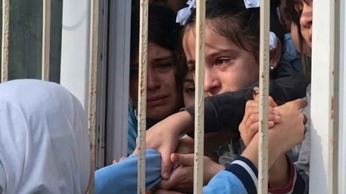 Azerbaycan'da başörtülü öğrencilere soruldu: Özgürsün, açık bir şekilde okula girebilirsin