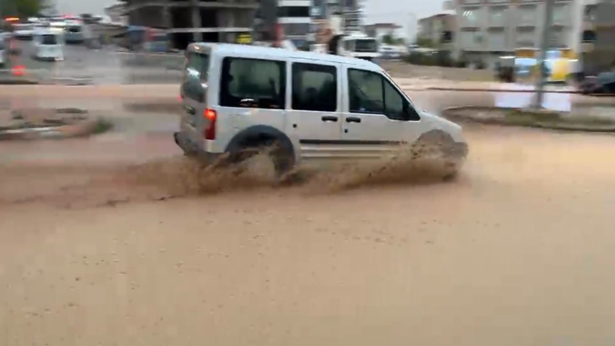 Adıyaman'da etkili olan sağanak yağış sele dönüştü