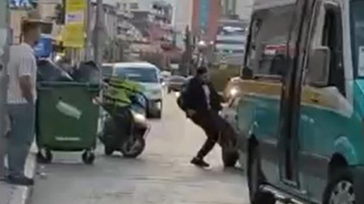 İzmir'de otomobili tekmeleyen motosikletli 180 bin lira ceza yedi